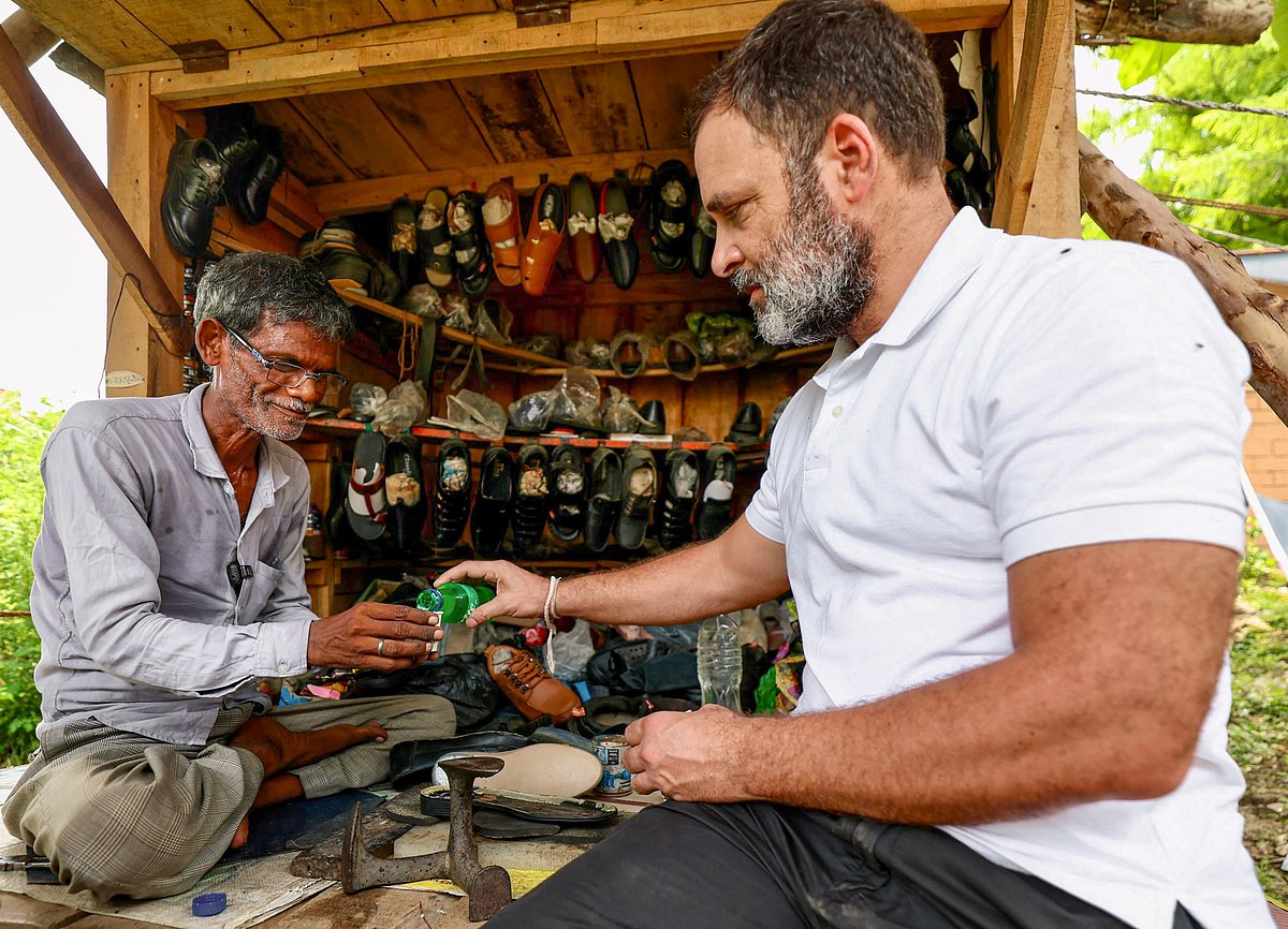 PTI : Rahul Gandhi meets cobbler in UP's Sultanpur